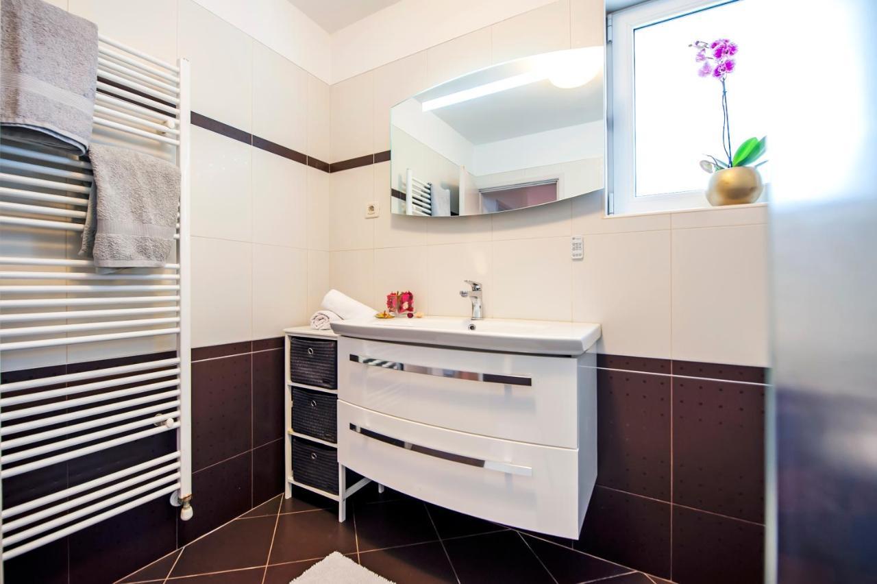 Cerin Apartment Ровин Екстериор снимка