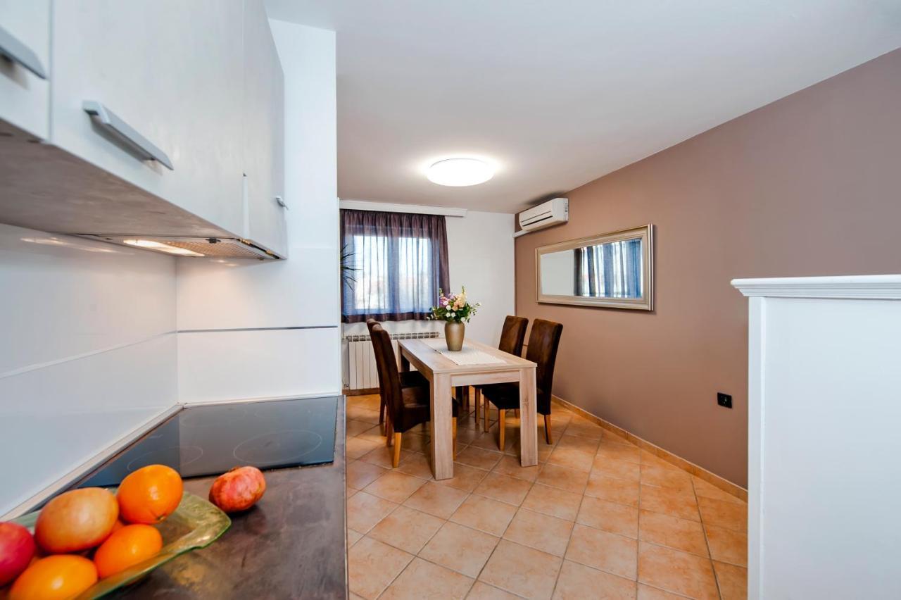 Cerin Apartment Ровин Екстериор снимка
